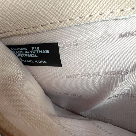 NWT Michael Kors Large Pebbled Leather Tri-Fold Wallet in Truffle (Nude) $158 - Picture 15 of 17